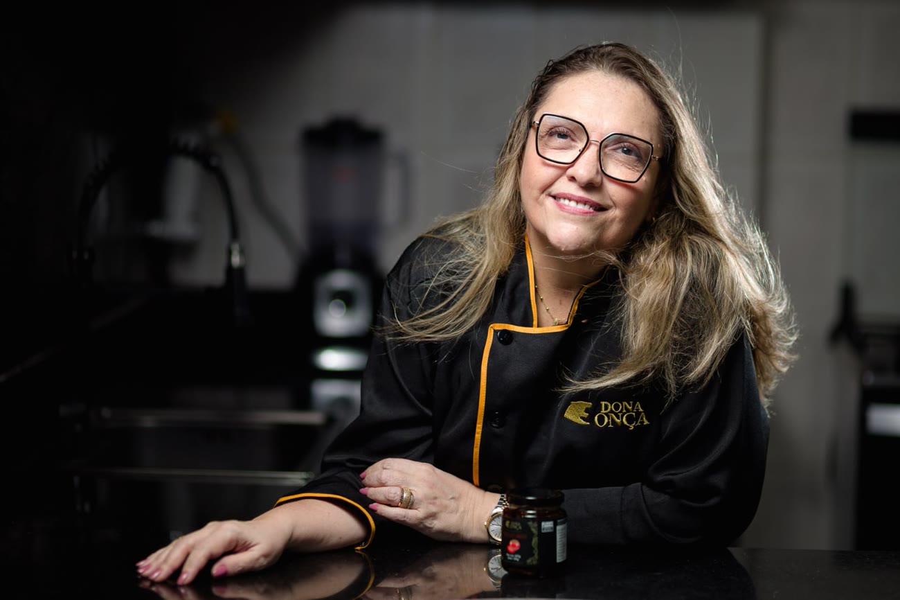 A fundadora da Dona Onça em sua cozinha